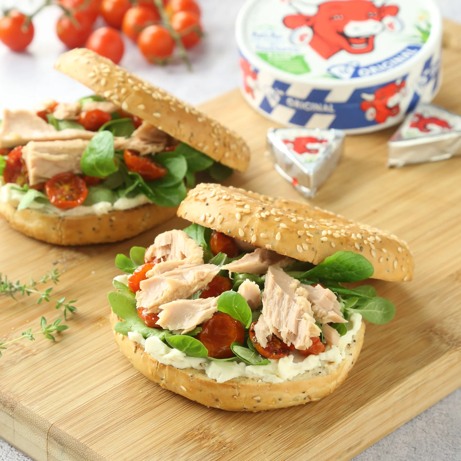 BAGEL ΜΕ LA VACHE QUI RIT, ΝΤΟΜΑΤΙΝΙΑ ΚΟΝΦΙ ΚΑΙ ΤΟΝΟ